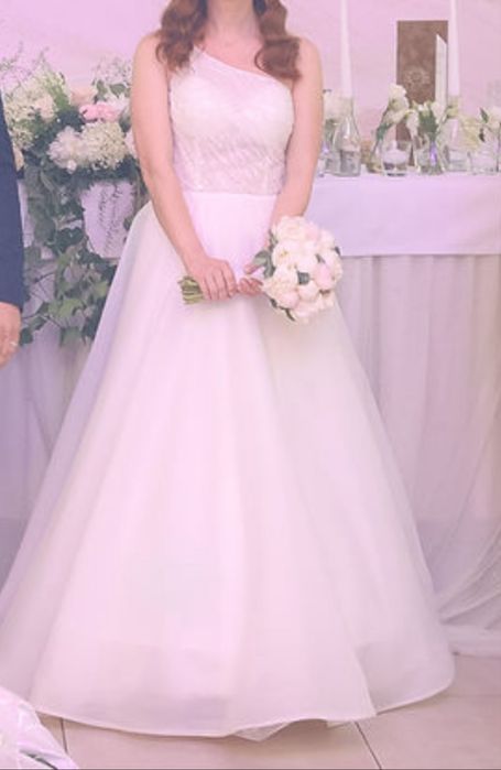 Rochie mireasa asimetrica