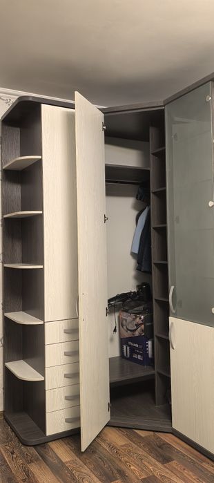 Продам шкаф угловой в идеальном состоянии