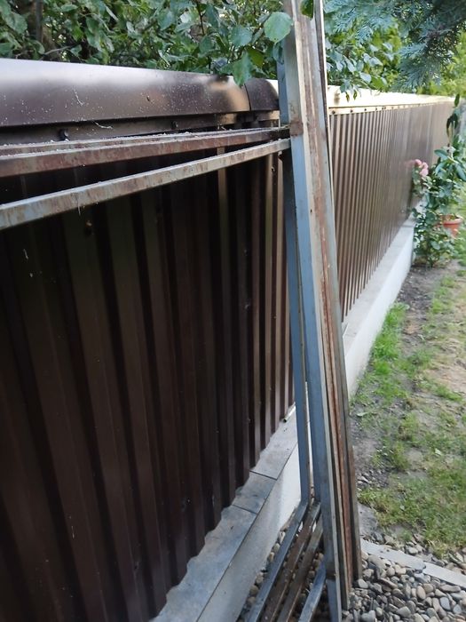 Plase  de gard 7 buc 2,5x1,7  si  4 suporturi metalice sudate pentru gard