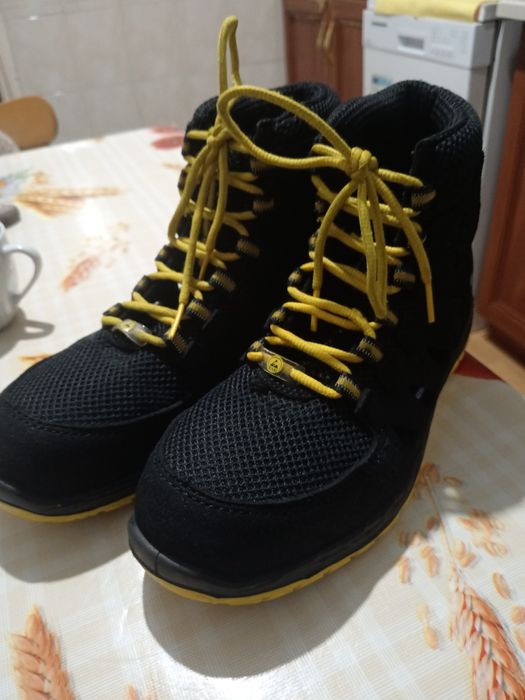 Vând bocanci cu protecție Nr. 37,5