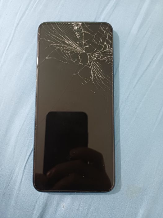 Xiaomi Redmi Note 10 cu displayul spart. Placa este buna