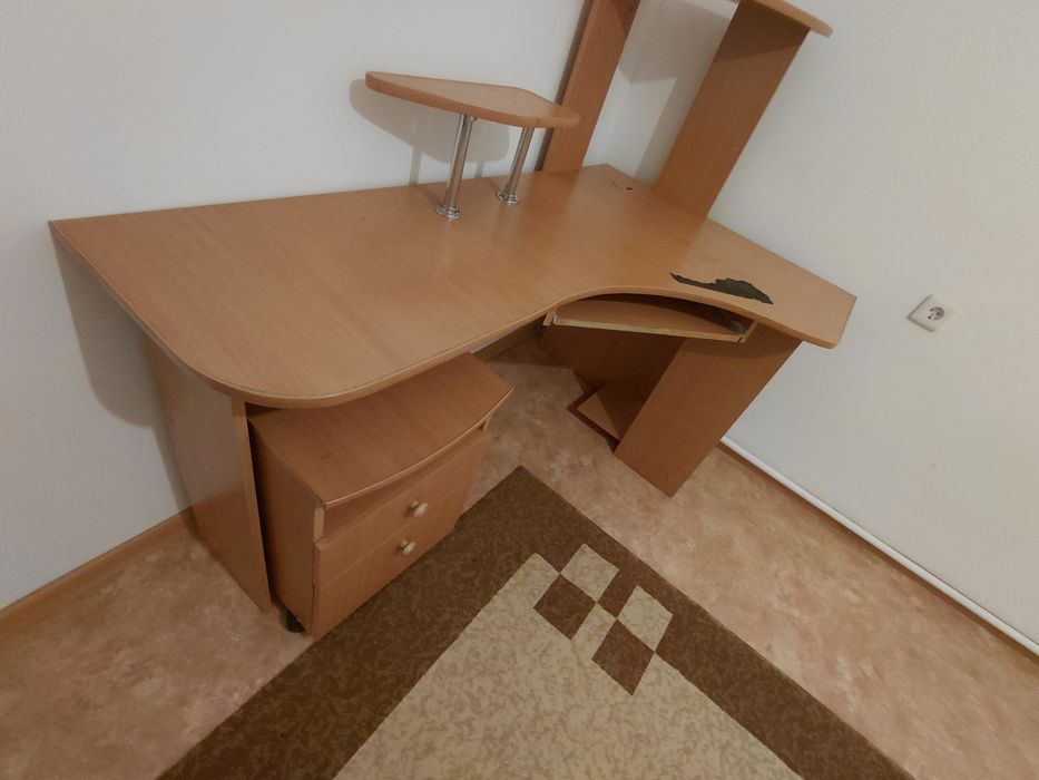 Продам компьютерный стол