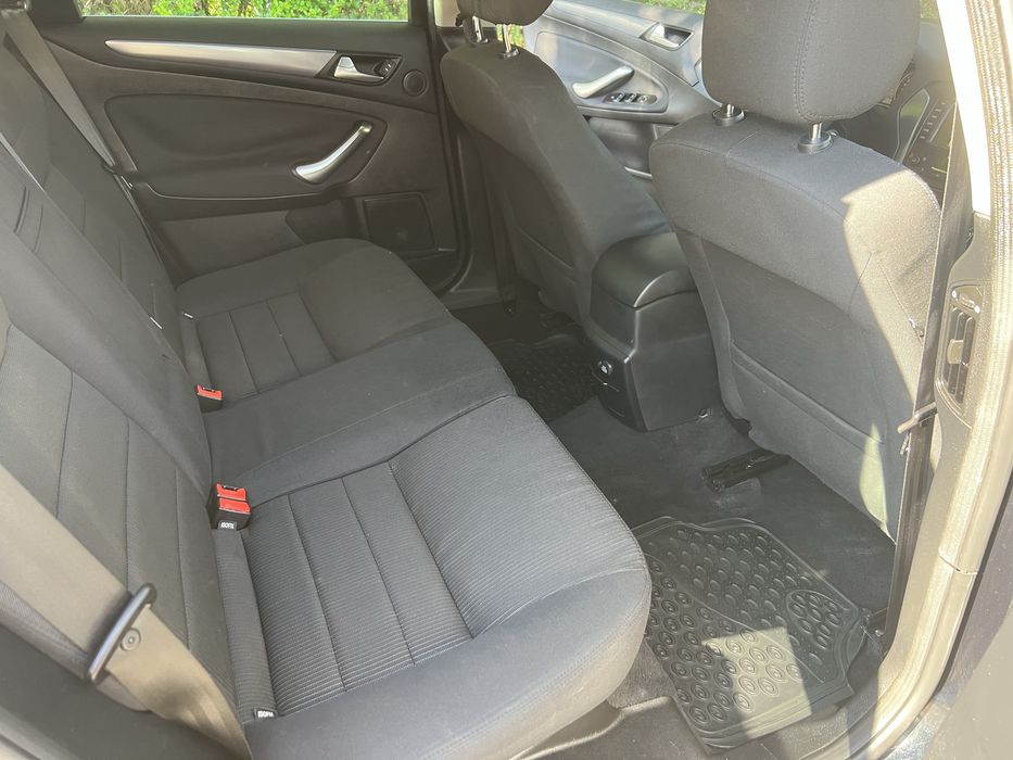 and Ford Mondeo Titanium 2011