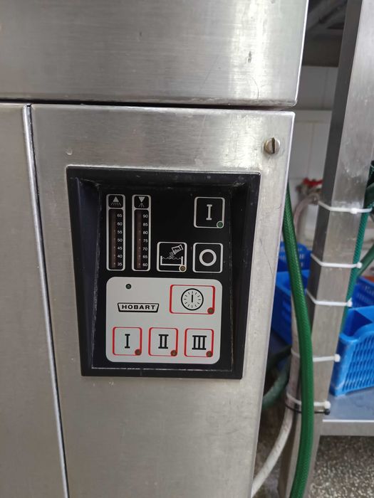 Голяма съдомиялна Hobart. За миене на тави 60*40см и др големи съдове.
