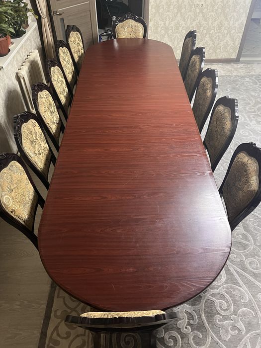 Большой стол со стульями для зала