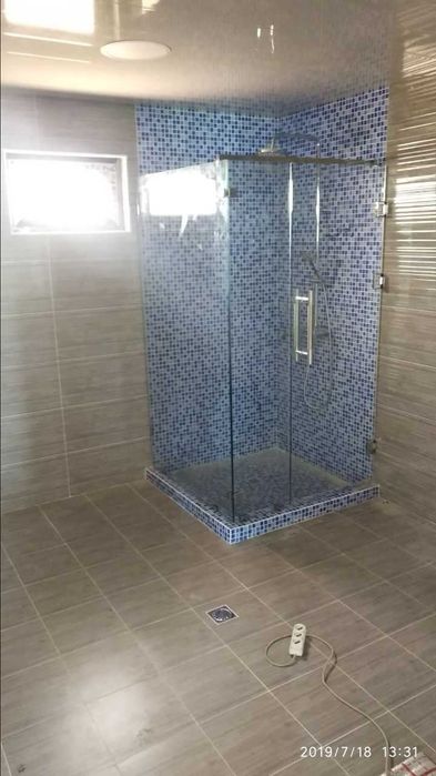 Окна двери перегородки решетки навесы двери из стекла