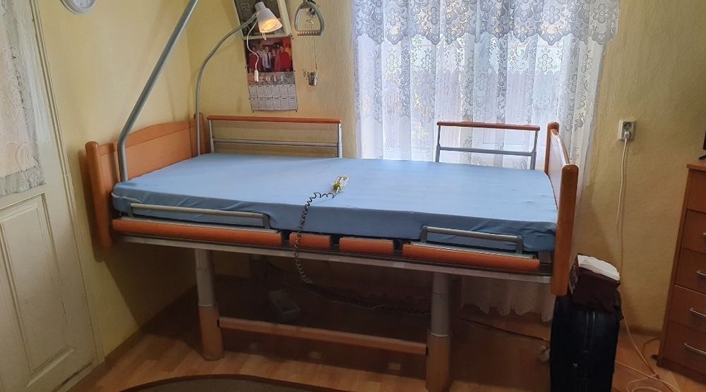 Pat medical electric, reglaj din telecomandă