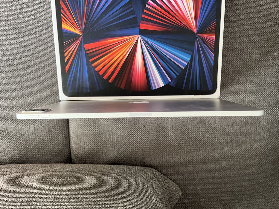 Apple Ipad pro 4th gen 12.9 inch 256gb WIFI Silver с клавиатура и писалка