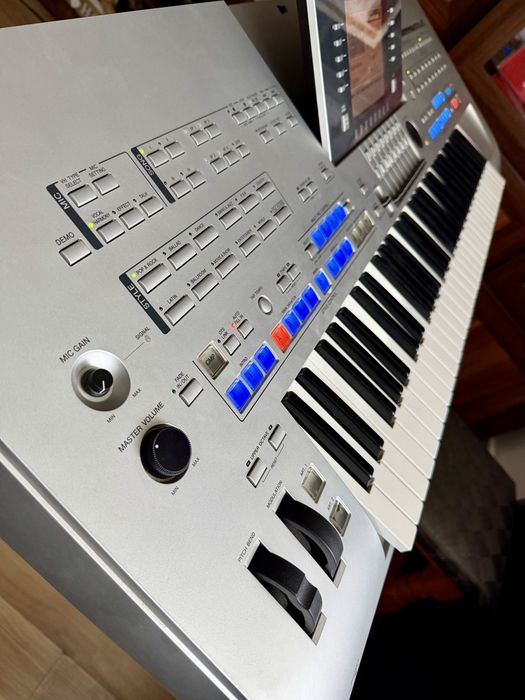 Yamaha Tyros 4  impecabilă