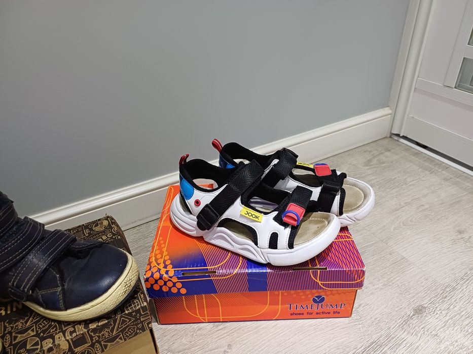 Продаются ботинки и рюкзаки