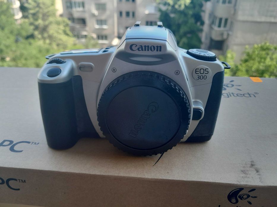 Продавам фотоапарат Canon EOs 300