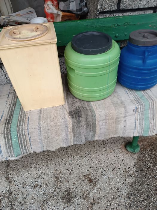 Пластмасови бидони за зимнина и кофи от сирене