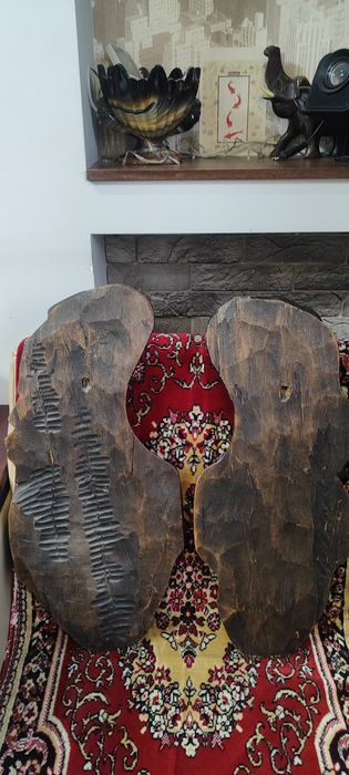 Большие настенные африканские фигуры.