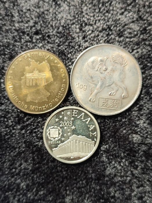 Жетоны и монеты.