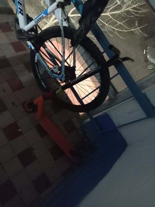 Продам велик + подарок трюковой самокат