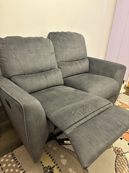 Canapea Mobexpert 2 locuri cu recliner manual – Stare Ca Nouă