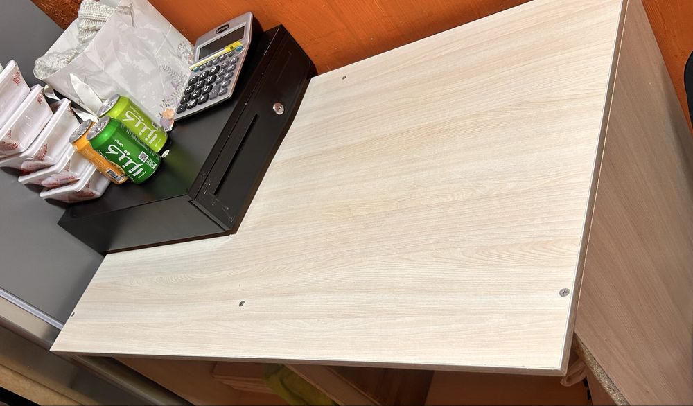 Сейф и стол для магазина