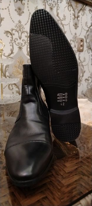 Новые, из натуральной кожи и меха, 42 размер.