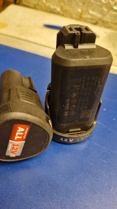 Bosch Acumulator 12V 1,5Ah Li-Ion (250 lei) si Bosch PBA 18v 2,5A (150 lei )