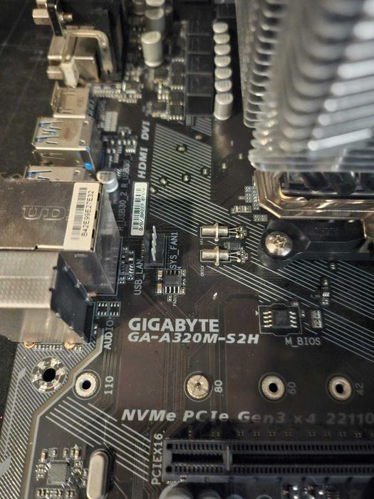 Kit gaming Placa de baza Gigabyte + Procesor Ryzen 5 2600x + cooler