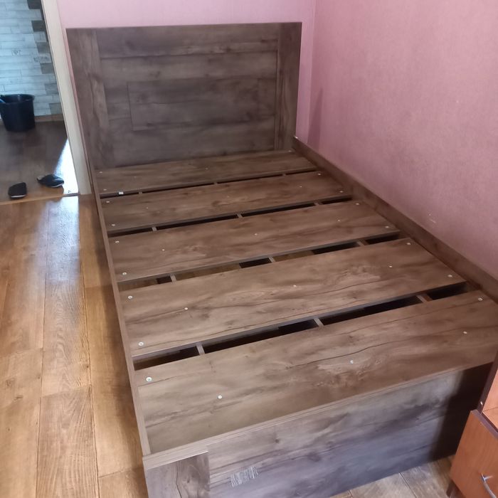 Продам кровать полуторку