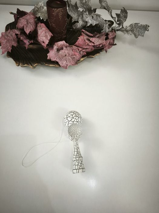 Vând Kendama alba cu negru