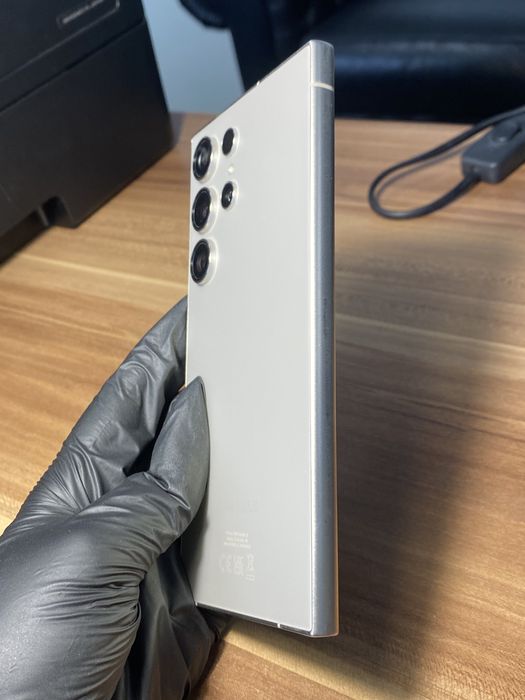 Samsung Galaxy S24 Ultra • 256 GB • Titanium Gray