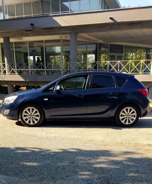 Опел Астра J 2010 год 1,7 СДТИ