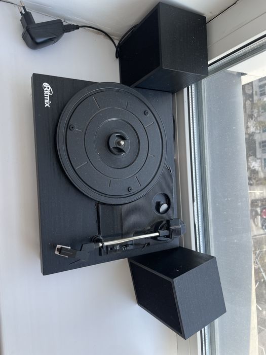 Продается виниловый проигрыватель Ritmix