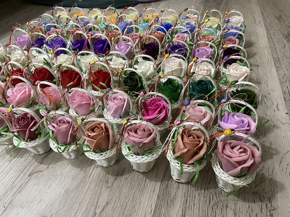 Lot 50 de martisoare in cosulete