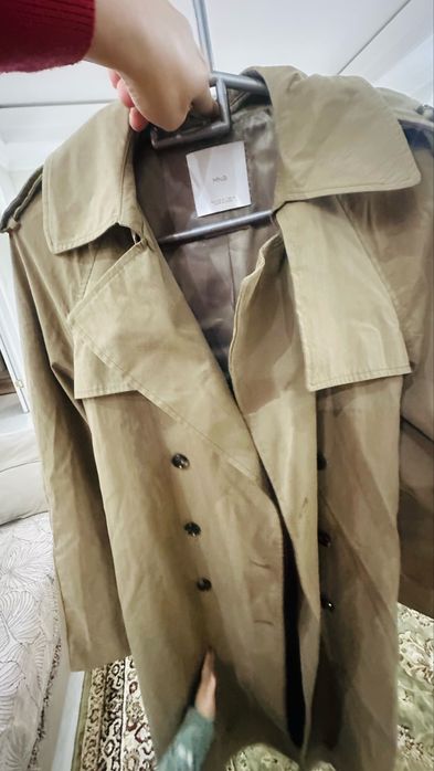 Тренч от бренда Манго