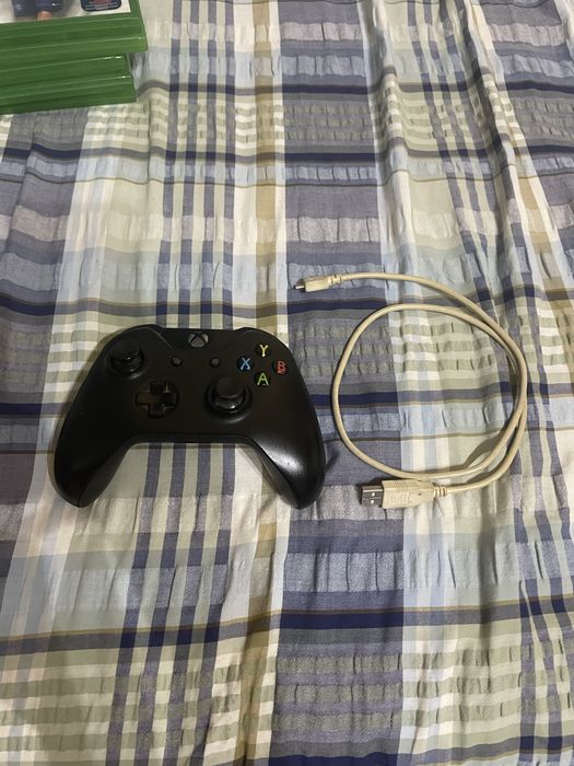 Xbox One S 500 GB + 1 оригинален контролер + 5 игри
