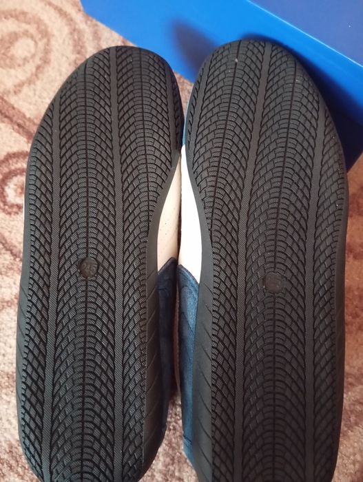 Женские кроссовки новые