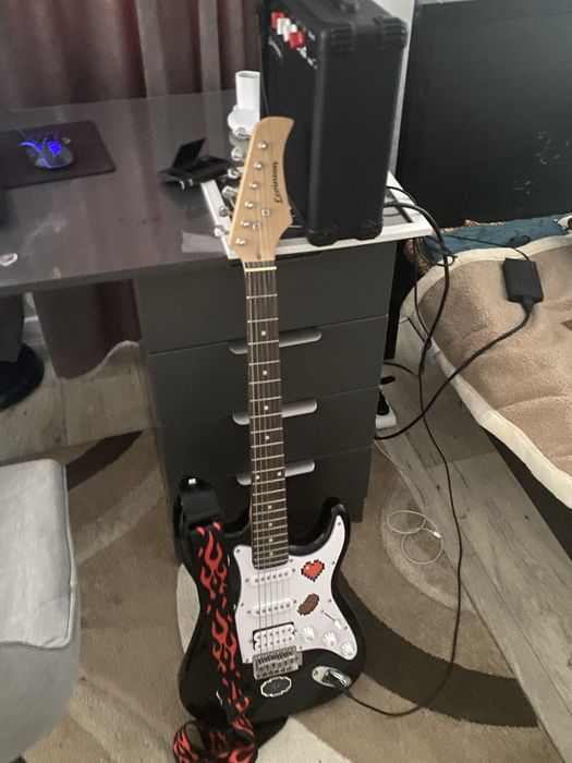 Электро гитара levinson и комбоуселитель levinson