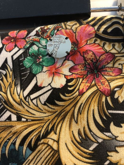 Разпродажба на дрехи Versace