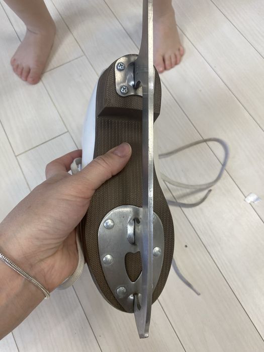 Продам коньки 33