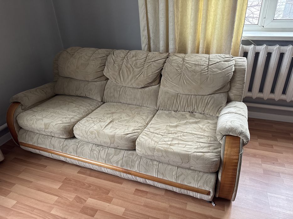 Диван, нуждается в ремонте
