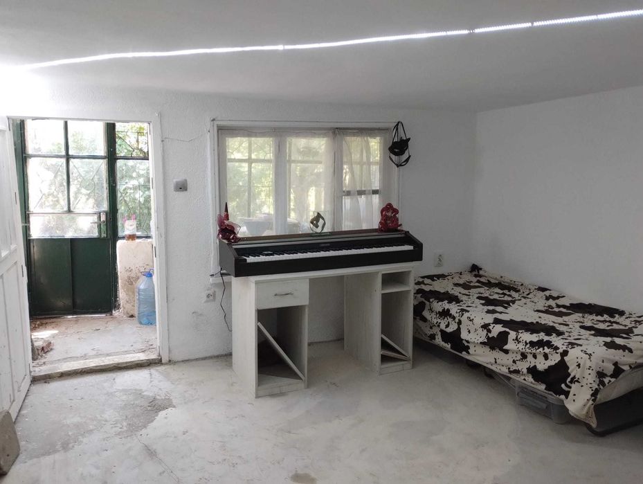 Къща 100 км от морето