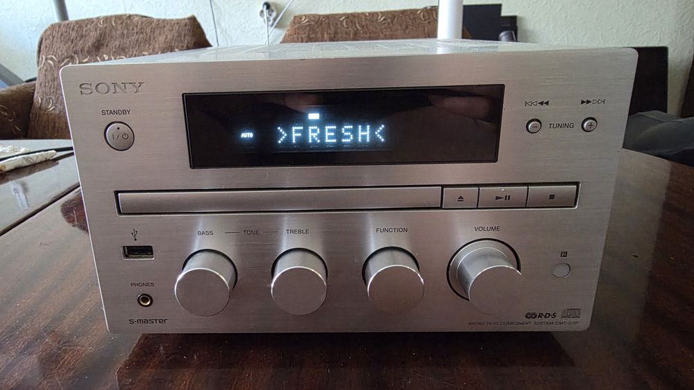 Аудио система Sony CMT-G1iP, CD плеър, Тунер FM, USB, AUX, 2x50W