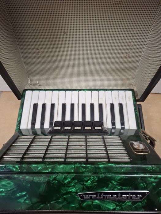 Акордеон Weltmeister Stella 40 баса