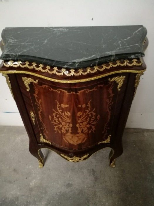 Comodina in stilul francez Louis decorata cu elemente din bronz și int