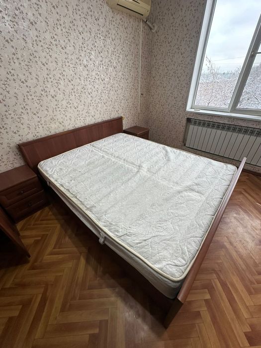 Двуспальная кровать + 2 тумбочки