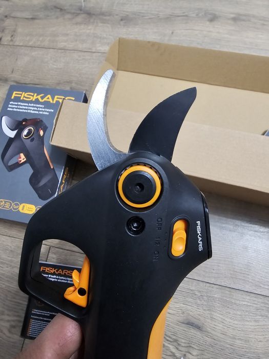Foarfeca electrica gradina Fiskars epruner M