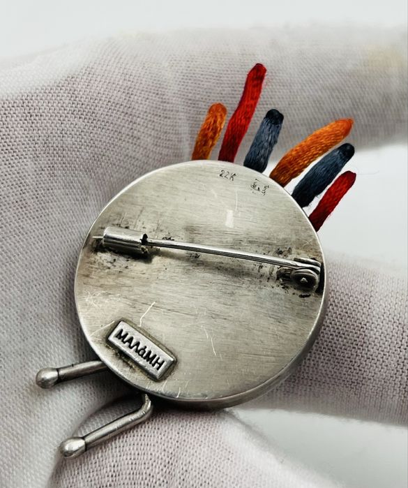 Сеебърна брошка със златни 22к очи и естествени рубини