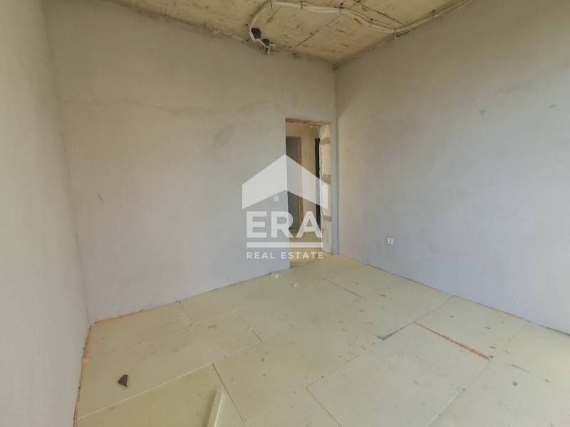 Едноетажна новострояща се къща за продажба, с двор, в с. Калиманци, на