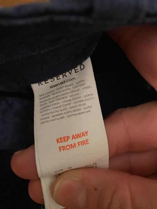 Pantaloni chino scurti Reserved