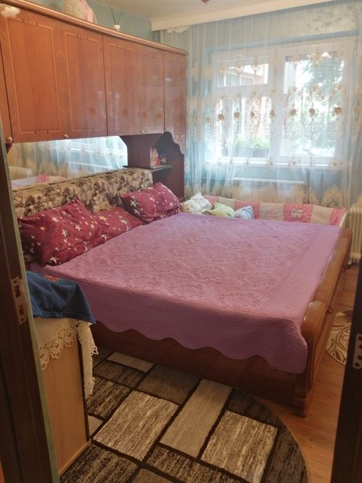 Vând apartament cu 3camere etaj 1 mobilat zona alunisi este izolat zona liniștit