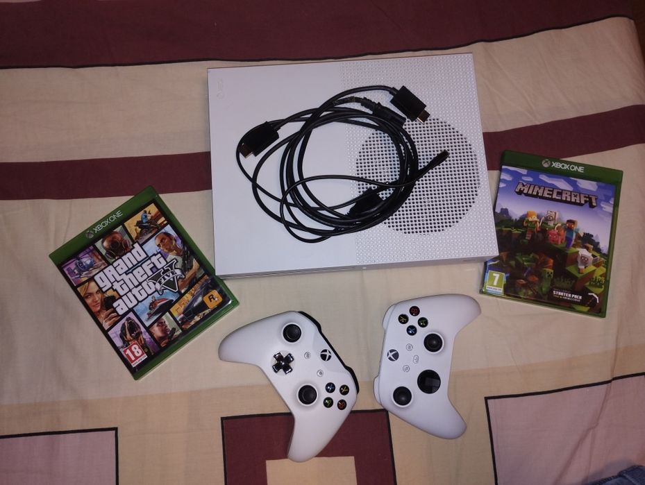 Xbox One S  cu 2 controllere