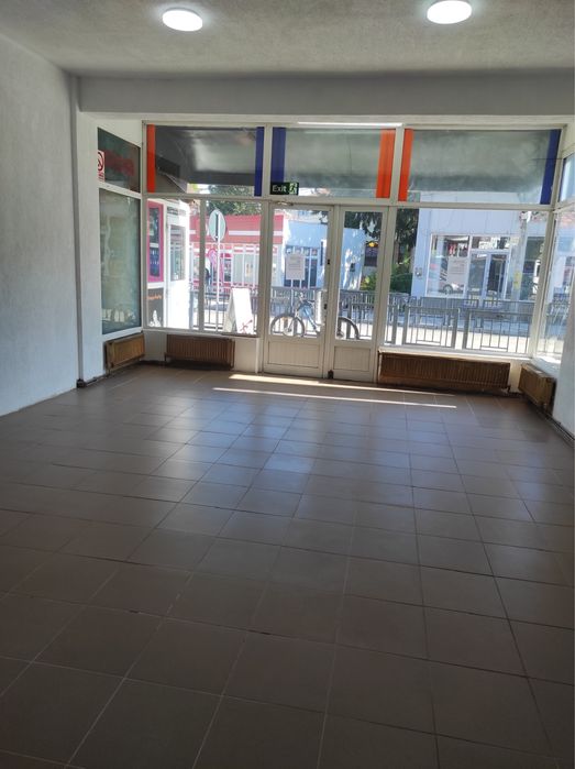 Închiriez spațiu comercial la intrarea în Piața Centrală