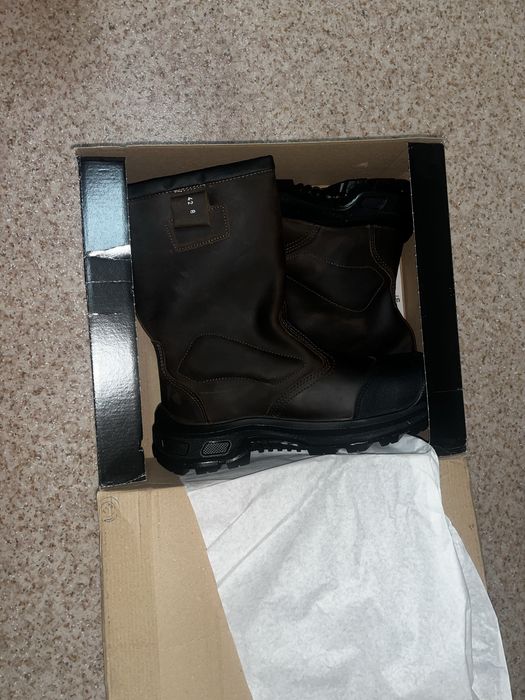 Продается Зимняя спец обувь